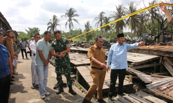 Bupati Anwar Sadat Tinjau Lokasi Kebakaran Asrama Pesantren Al Baqiyatus Shalihat, Sekaligus Serahkan Bantuan ke 4