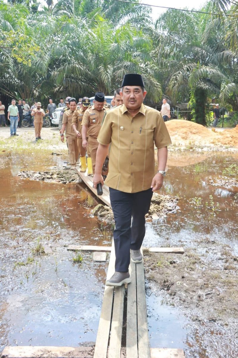 Bupati Anwar Sadat Tinjau Korban Banjir dan Salurkan Bantuan di Betara