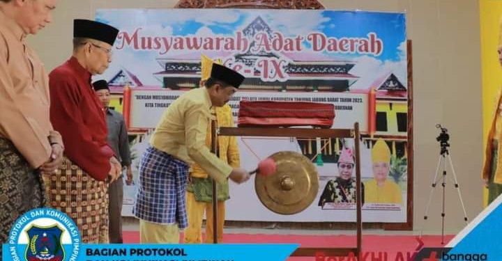 Bupati Buka Musyawarah Adat Daerah LAM Jambi Kabupaten Tanjab Barat ke-IX
