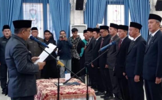 Bupati Tanjab Barat Mengganti Sekda Menjadi Asisten III, Juga Merotasi Dan Melantik 12 Pejabat Baru