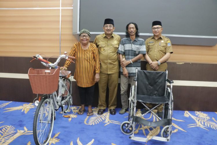 Bupati Anwar Sadat Berikan Sepeda Baru dan Kursi Roda untuk Pedagang Kecil dan Penyandang Disabilitas