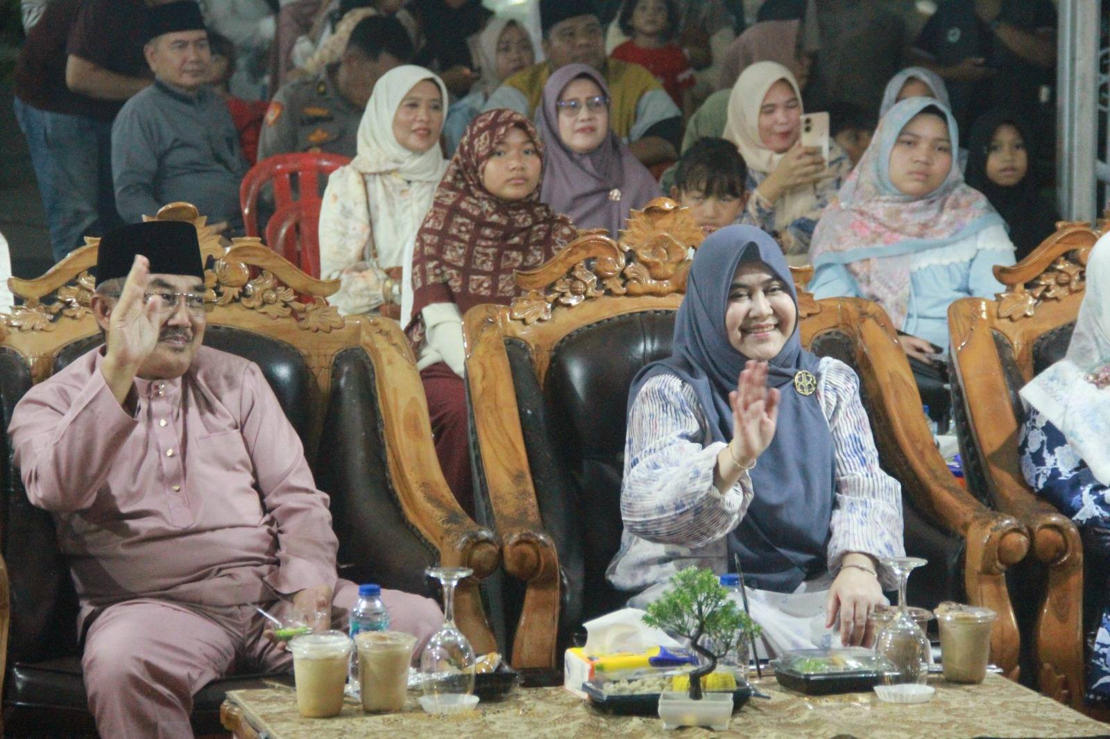 Bupati Anwar Sadat Lepas Peserta Festival Arakan Sahur Minggu Ke-2, Warga Kota Jambi Turut Memadati Lokasi