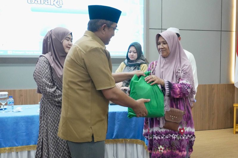 Bupati Anwar Sadat Santuni 100 Anak Yatim di Momen Milad ke-60